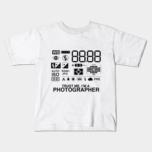 Trust me i'm a Photographer Kids T-Shirt by Lukelau